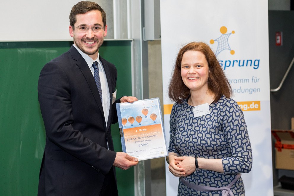 Dominic Habel, Graduate Teaching Assistant at the Chair for Public Law, Media Law and Information Law accepts the first prize of the &lsquo;Hochsprung&rsquo; award. Photo: HOCHSPRUNG