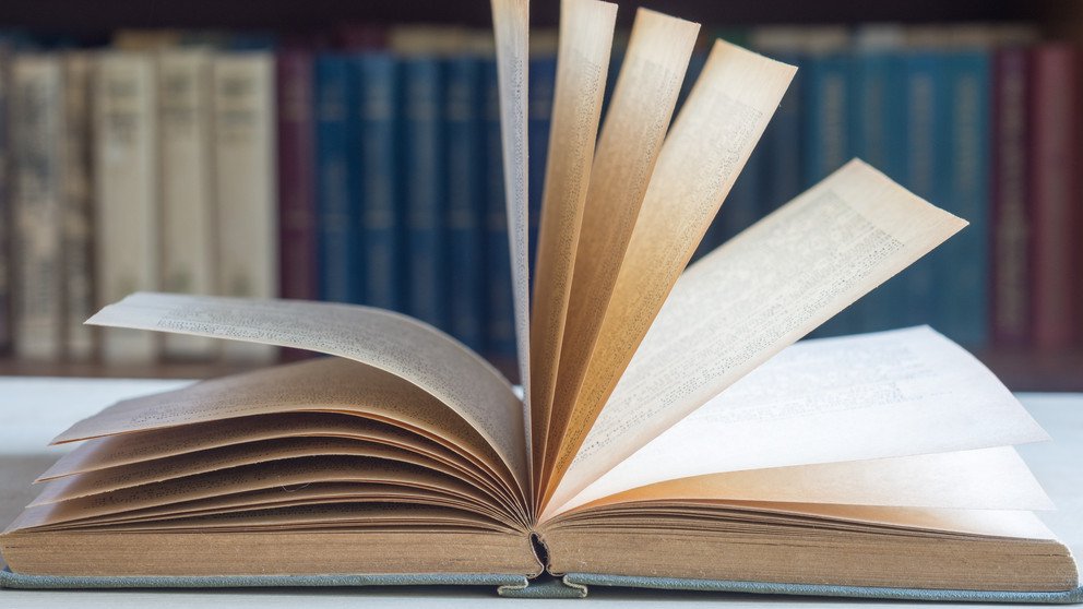 aufgeschlagenes Buch