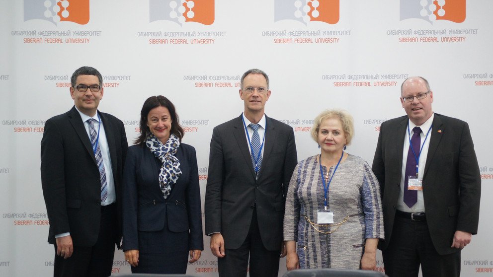Vizepr&auml;sidentin Prof. Dr. Ursula Reutner (2.v.l.), Prof. Dr. Dennis Salomon (v.l.), Dekan Prof. Dr. Hans-Georg Dederer,  Direktorin des Juristischen Instituts des SibFU Prof. Dr. Irina Schischko und Prof. Dr. Robert Esser vertraten die Universit&auml;t Passau bei den Jubil&auml;umsfeierlichkeiten in Russland. Foto: Jaroslav Schijan