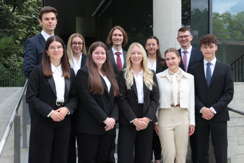 Hintere Reihe v. links n. rechts: Fabian Lenz, Pia Schröppel (Coach), Alexander von Keudell (Coach), Marleen Berg (Coach), Lukas Weichert (Coach). Vordere Reihe v. links n. rechts: Tabea Karg, Lilly Beulich, Elena Suppinger, Chiara Ebner, Sebastian Blenk.