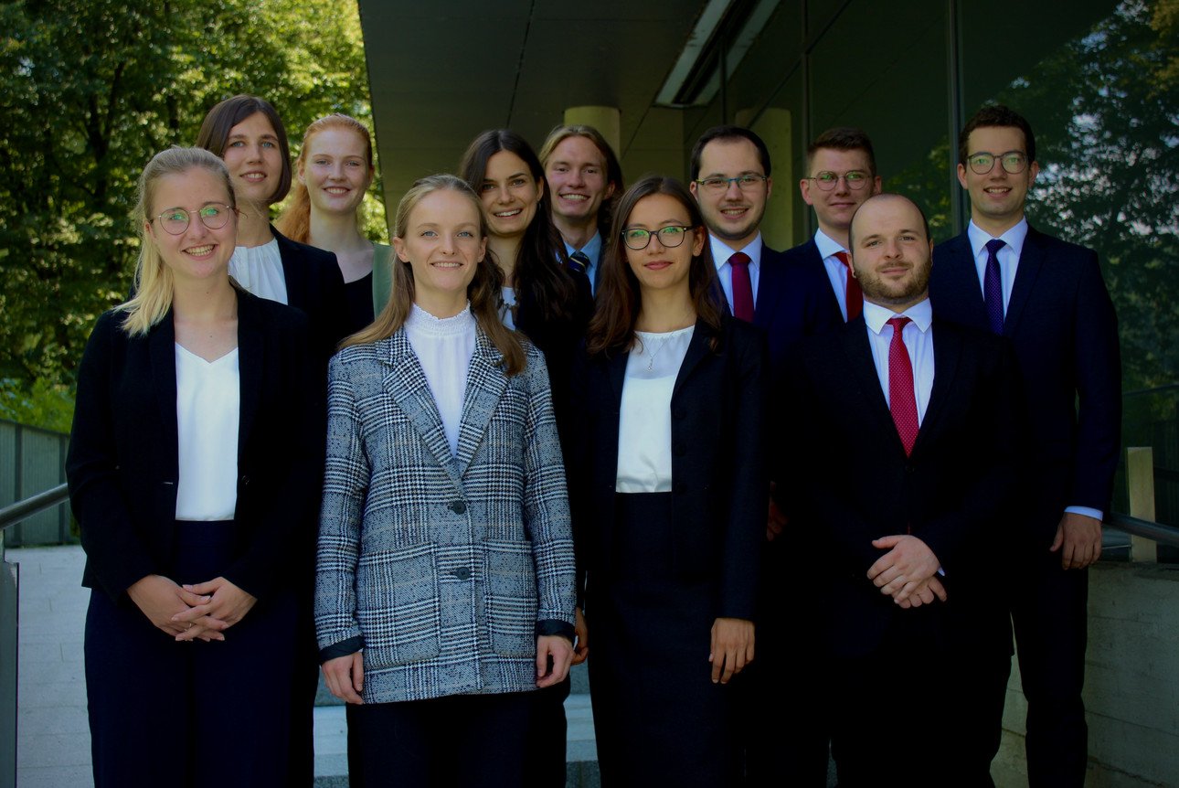 v. links n. rechts: Lena Winklhofer, Franziska Gehann (Coach), Alexia Kressel, Josefine Ditt-mar, Veronika Scharf (Coach), Alexander von Keudell (Coach), Marleen Berg, Johannes Ke&szlig;ler, Lukas Weichert, Andreas M&uuml;hlhuber (Coach), Felix Ader (Coach)