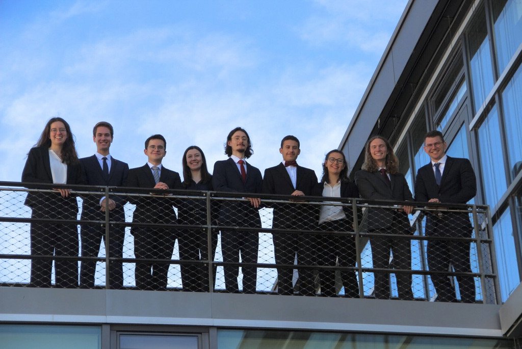 von l. nach r.: Elizabeth de Lope Fernández, Johannes Pirkl, Valentin Götzfried, Katharina Kröger, Veit Küfner, David Alsodani, Marleen Berg (Coach), Alexander von Keudell (Coach), Lukas Weichert (Coach)