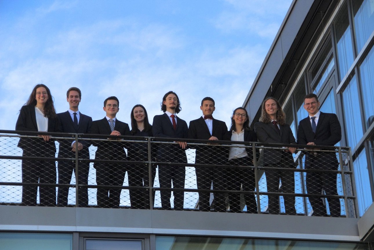 von l. nach r.: Elizabeth de Lope Fern&aacute;ndez, Johannes Pirkl, Valentin G&ouml;tzfried, Katharina Kr&ouml;ger, Veit K&uuml;fner, David Alsodani, Marleen Berg (Coach), Alexander von Keudell (Coach), Lukas Weichert (Coach)