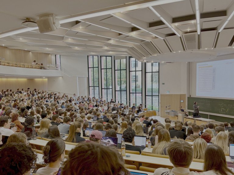 Studierende im Audimax zu Vorlesungsbeginn; Foto: Universit&auml;t Passau.