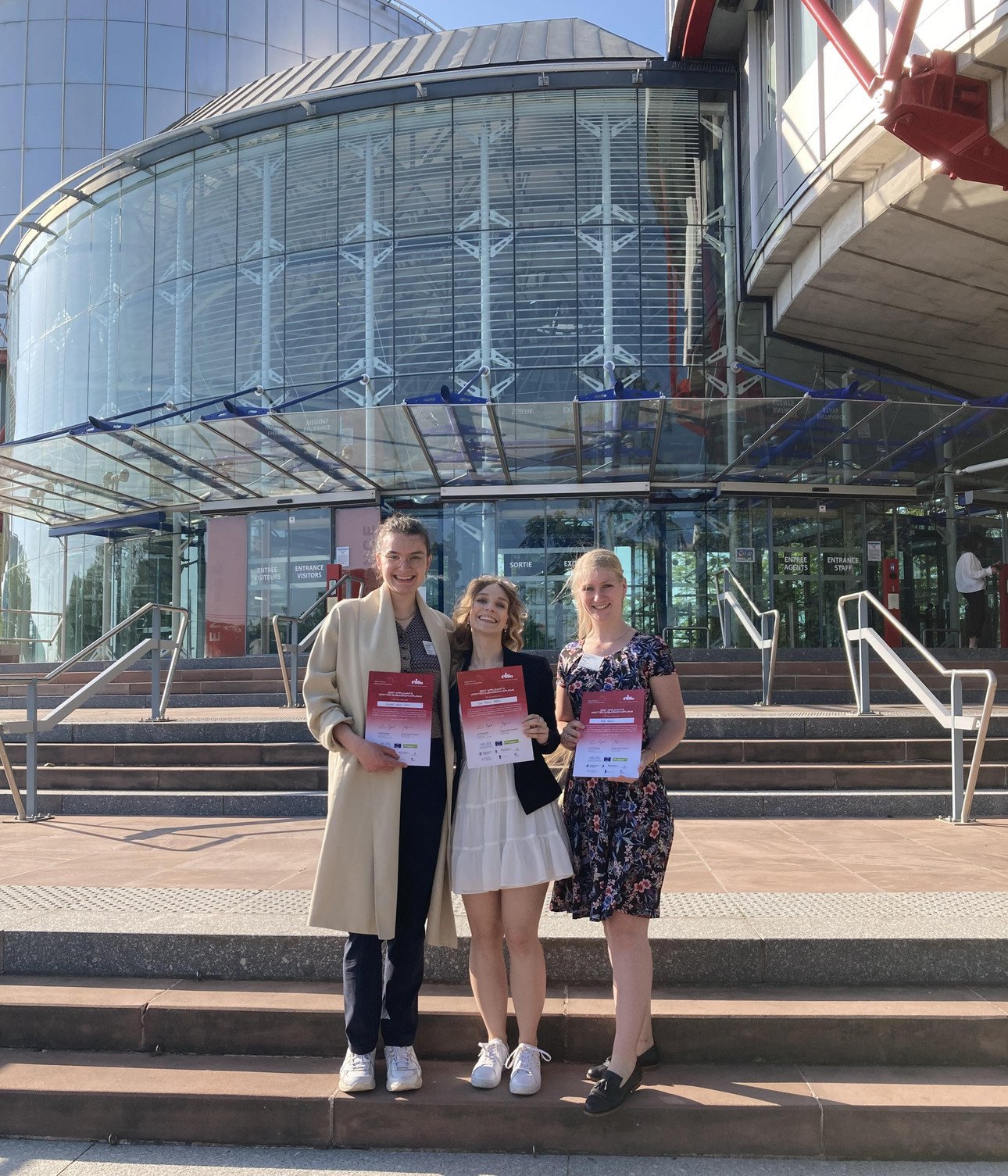 Gruppenbild mit Urkunde vor Europ&auml;ischem Gerichtshof f&uuml;r Menschenrechte