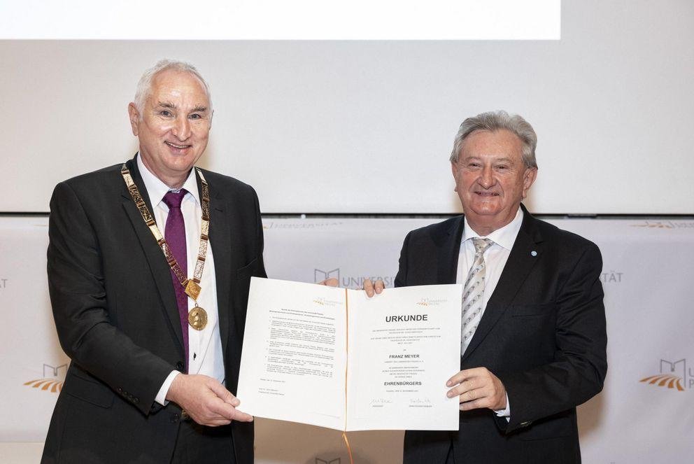 Links Präsident Prof. Dr. Ulrich Bartosch und rechts Franz Mayer Foto: Universität Passau