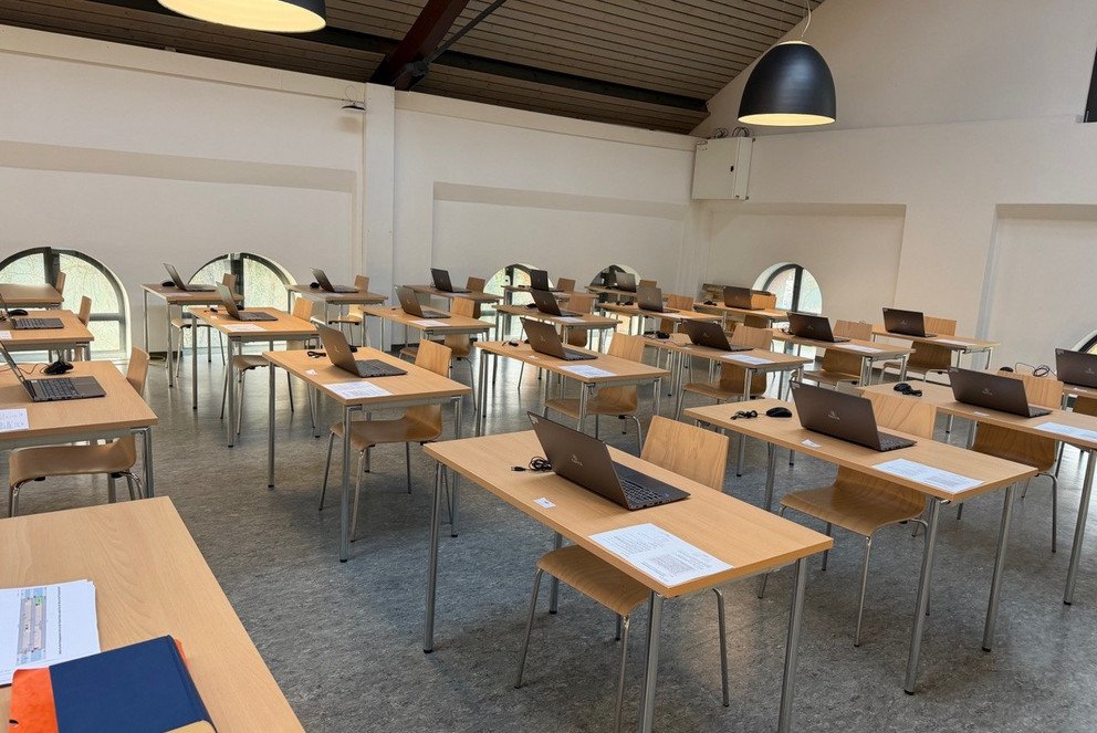 Innsteg-Aula mit Notebook-Arbeitspl&auml;tzen