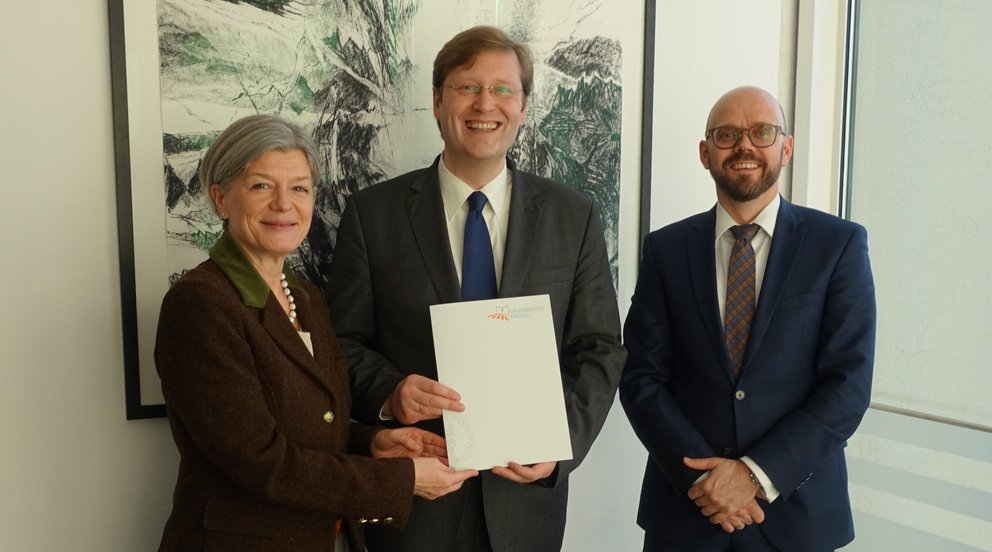 Pr&auml;sidentin Prof. Dr. Carola Jungwirth und der Dekan der Juristischen Fakult&auml;t Prof. Dr. Christoph Herrmann &uuml;berreichten die Ernennungsurkunde an Prof. Dr. Markus W&uuml;rdinger.