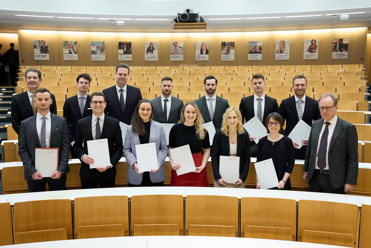 Gruppenbild der Promotionsabsolventen mit dem Dekan Herr Professor Dr. J&ouml;rg Fedtke (links oben) und dem Prodekan Herr Professor Dr. Kai von Lewinski (unten rechts)