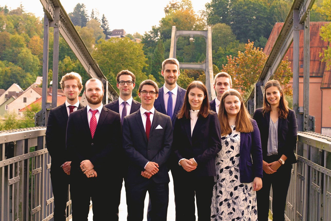 v. links n. rechts: Fritz Gabrysch (Coach), Andreas M&uuml;hlhuber, Felix Ader, Jan Schiprowski, Maximilian Semmler, Laura Petri, Florian He&szlig;, Lara-Joy H&uuml;ttmann (Coach), Veronika Scharf (Coach)