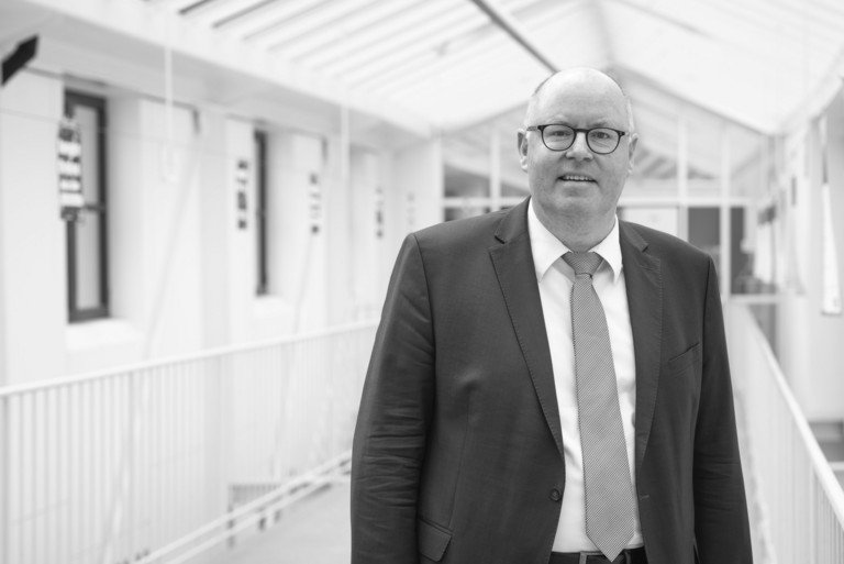 Professor Dr. Robert Esser, 1970-2025