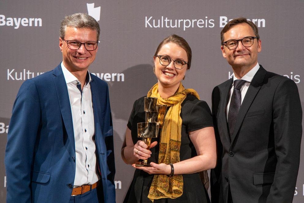 Dr. Johanna Wernthaler mit dem „Gedankenblitz“, überreicht durch Wissenschaftsminister Bernd Sibler und Bayernwerk-Vorstand Reimund Gotzel.