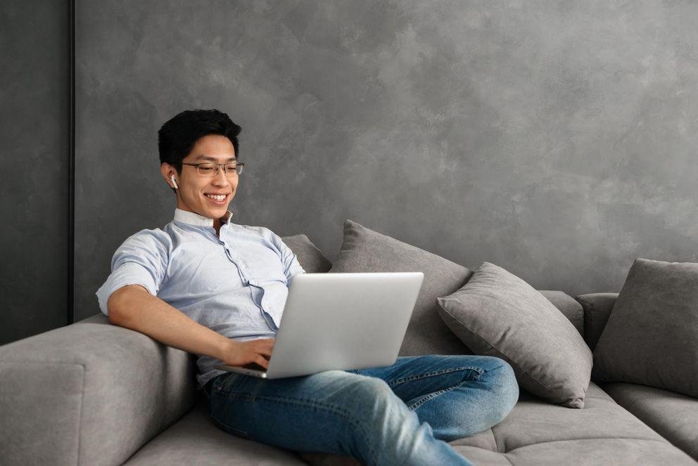 [Translate to Englisch:] Student mit Laptop