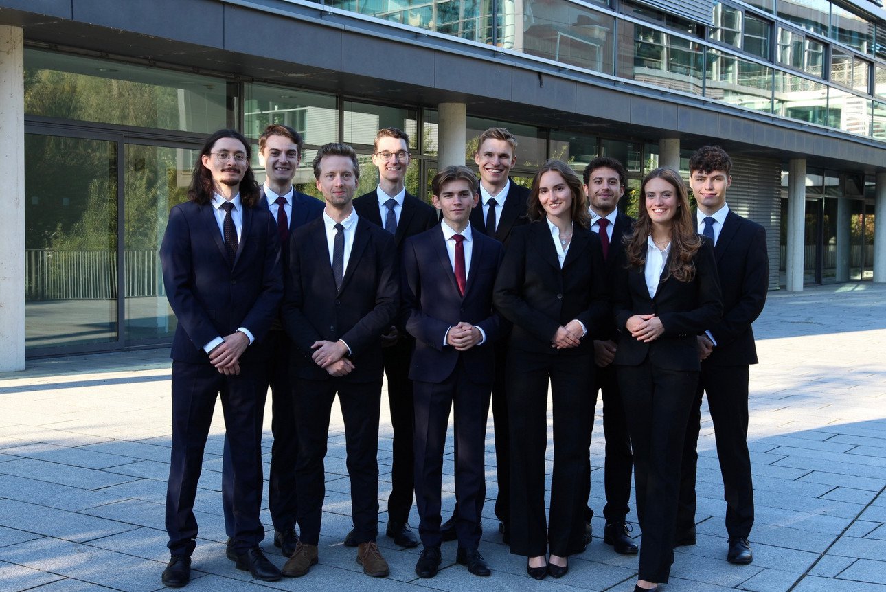 Von links nach rechts: Veit K&uuml;fner (Coach), Niklas Kampmann, Fritz Gabrysch (Coach), Julian G&uuml;hrs, Benno Diller, Julius Lex, Anna Carolina Mirow, David Alsodani (Coach), Maya Lynn Stegemann, Sebastian Blenk (Coach)