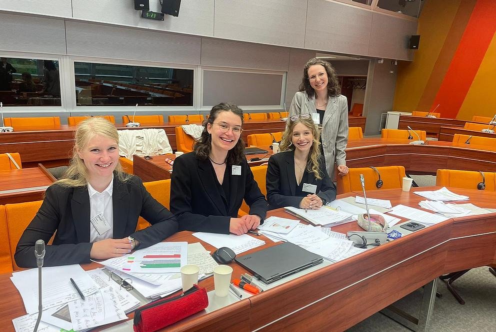 Das Team der Juristischen Fakultät der Universität Passau – bestehend aus Ruth Stienen, Elisabeth Sophie Adam, Eva Maria Rößler, Ulrike Koch (v. l. n. r.) – erreichte die Finalrunde (Viertelfinale) der besten 8 Teams der Helga Pedersen Moot Court Competition (HPMCC), Foto: Veronika Kolitz