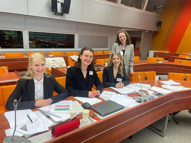 Das Team der Juristischen Fakultät der Universität Passau – bestehend aus Ruth Stienen, Elisabeth Sophie Adam, Eva Maria Rößler, Ulrike Koch (v. l. n. r.) – erreichte die Finalrunde (Viertelfinale) der besten 8 Teams der Helga Pedersen Moot Court Competition (HPMCC), Foto: Veronika Kolitz