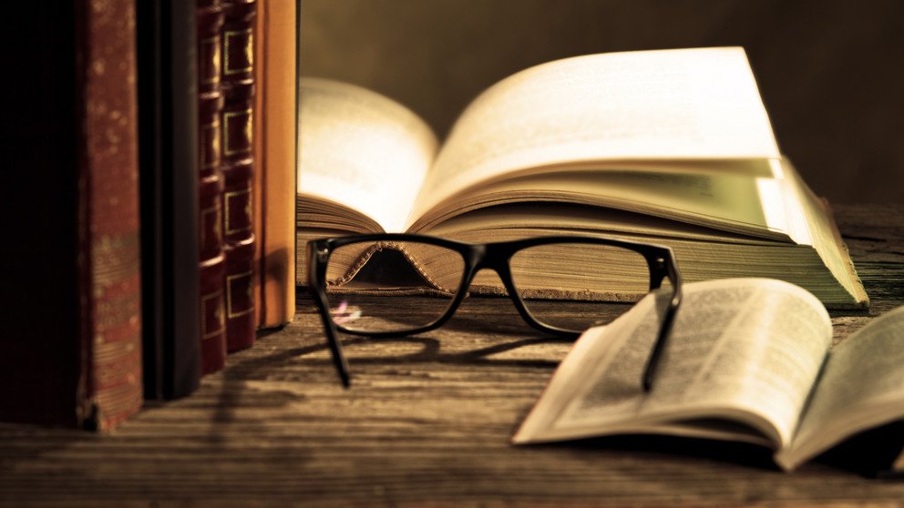 B&uuml;cherstapel Forschung Literatur