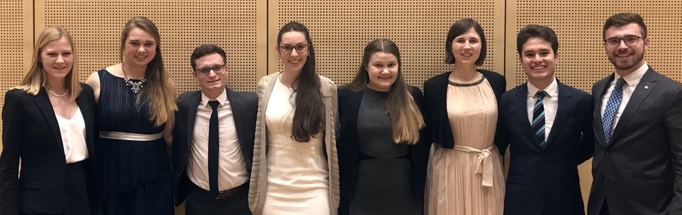 Gruppenfoto mit Anita Schiele, Andrea Windemuth, Vincent Maurer, Caroline Yersin, Lara-Joy H&uuml;ttmann, Franziska Gehann, Felipe Volio Soley und Maximilian Zrenner.