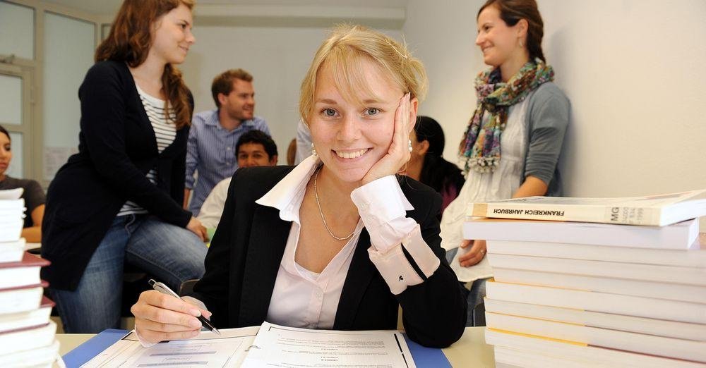 Studentin mit Büchern