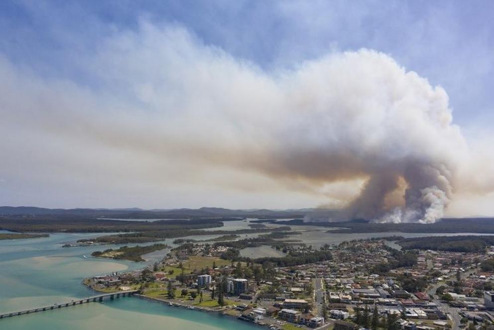 Bild aus 2020 von einer Rauchwolke über der australischen Stadt Tuncurry.