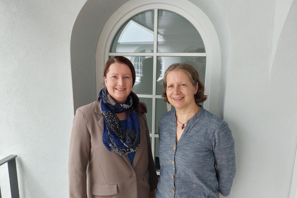 Dr. Petra Redel (links im Bild) (Graduiertenzentrum) und Dr. Alexandra Schick (Zukunft: Karriere und Kompetenzen) organisierten die Auftaktveranstaltung gemeinsam mit Antje Sarodnick (Stabsstelle Diversity) und der Passauer Lokalgruppe von Arbeiterkind.de, Foto: Universität Passau