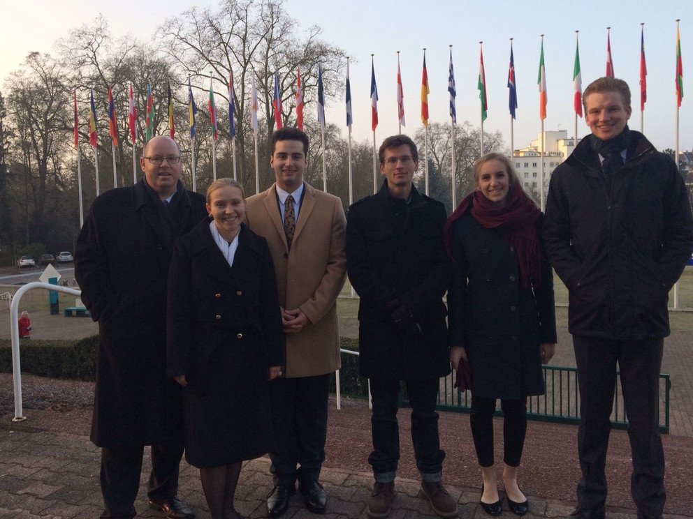 Gruppenbild vor dem Europarat