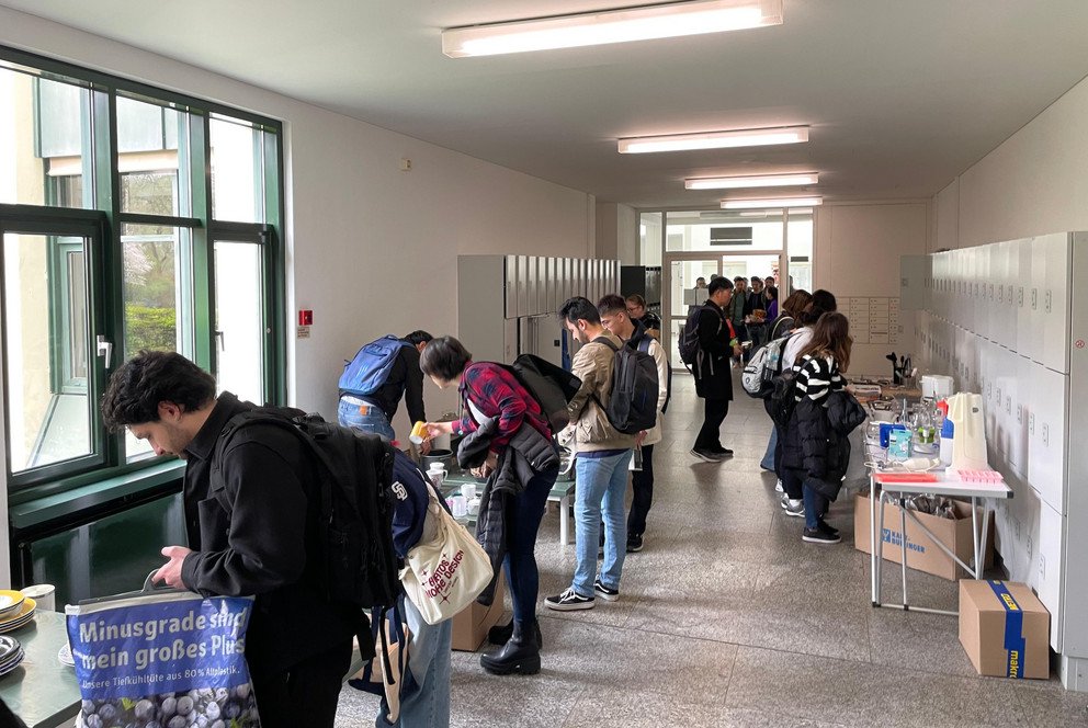 auschaktion von Haushaltsutensilien auf dem Campus der Uni Passau