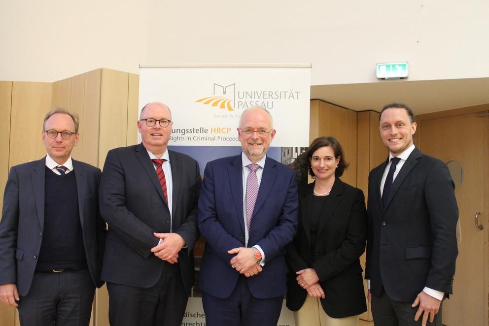 v.l. Dekan der Juristischen Fakultät Prof. Dr. Kai von Lewinski, Prof. Dr. Robert Esser, Dr. Tim Eicke, Vizepräsidentin Prof. Dr. Bettina Noltenius und Dr. Sebastian J Kasper. Foto: Katrin Biermeier  