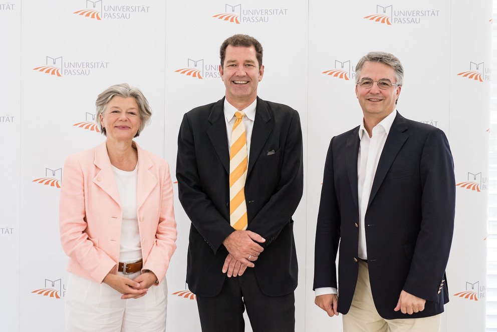 Prof. Dr. J&ouml;rg Fedtke (Mitte) mit Pr&auml;sidentin Prof. Dr. Carola Jungwirth und dem Vorsitzenden des Universit&auml;tsrates, Prof. Dr. Bernd Grottel. Foto: Universit&auml;t Passau