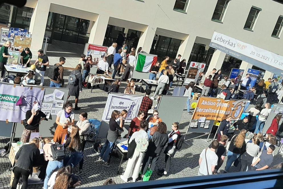 Luftaufnahme Infonachmittag mit verschiedenen Ständen und interessierten Studenten