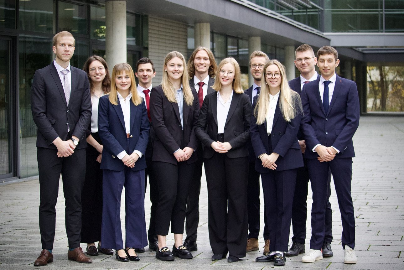 (von l. nach r.) Ferdinand Kolitz, Elizabeth de Lope Fern&aacute;ndez, Veronika B&ouml;ck, Jan Schiprowski, Susanna Kastner, Alexander von Keudell, Rosa Kliesow, Fritz Gabrysch, Pia Schr&ouml;ppel, Lukas Weichert, David Mehlhorn