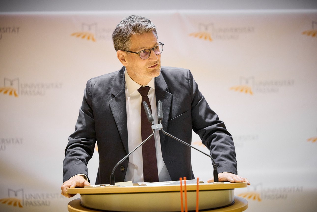 Bekanntgabe der Preise des Vereins der Freunde und F&ouml;rderer der Rechtswissenschaft an der Universit&auml;t Passau e.V. durch Professor Tomas Kuhn 