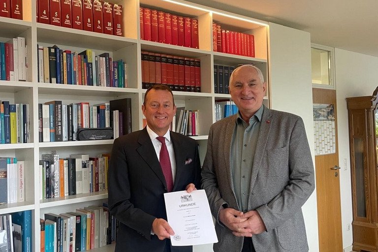 Prof. Dr. Markus Rieder (li) mit Universitätspräsident Prof. Dr. Ulrich Bartosch; Foto: Universität Passau 