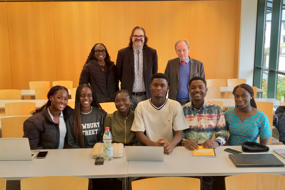 Gruppenbild: Dr. Dei-Tutu, Dr. Paul Aubrecht (Lehrstuhl für Common Law), der Dekan, sowie Studierende der University of Ghana in Accra