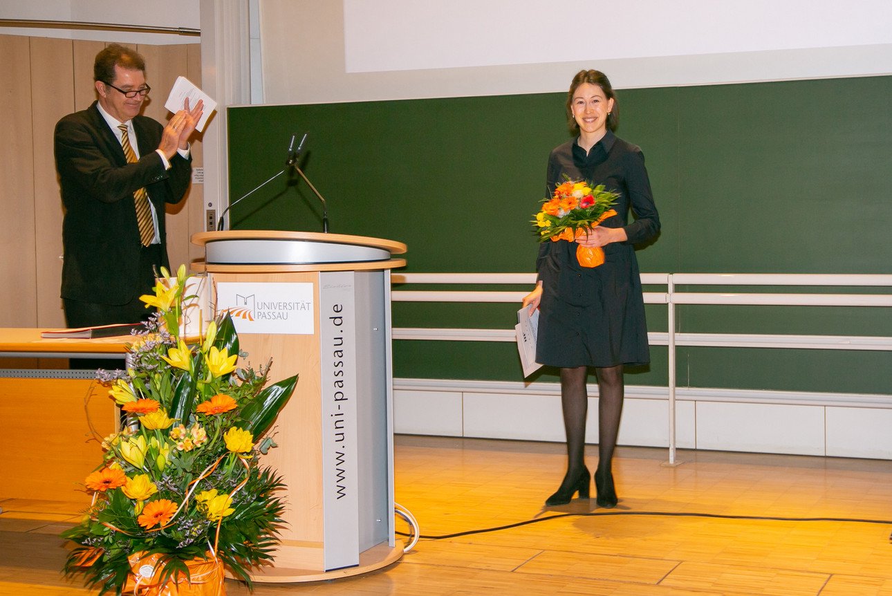 von links: Dekan, Professor Dr. J&ouml;rg Fedtke und Frau Dr. Clara Herz (Preistr&auml;gerin Promotionspreis Rechtsanwaltskammer M&uuml;nchen)