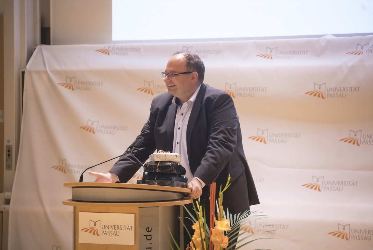  &Uuml;berreichung der Buchpreise des Vereins der Freunde und F&ouml;rderer durch den Vorsitzenden Prof. Dr. Rafael Harnos