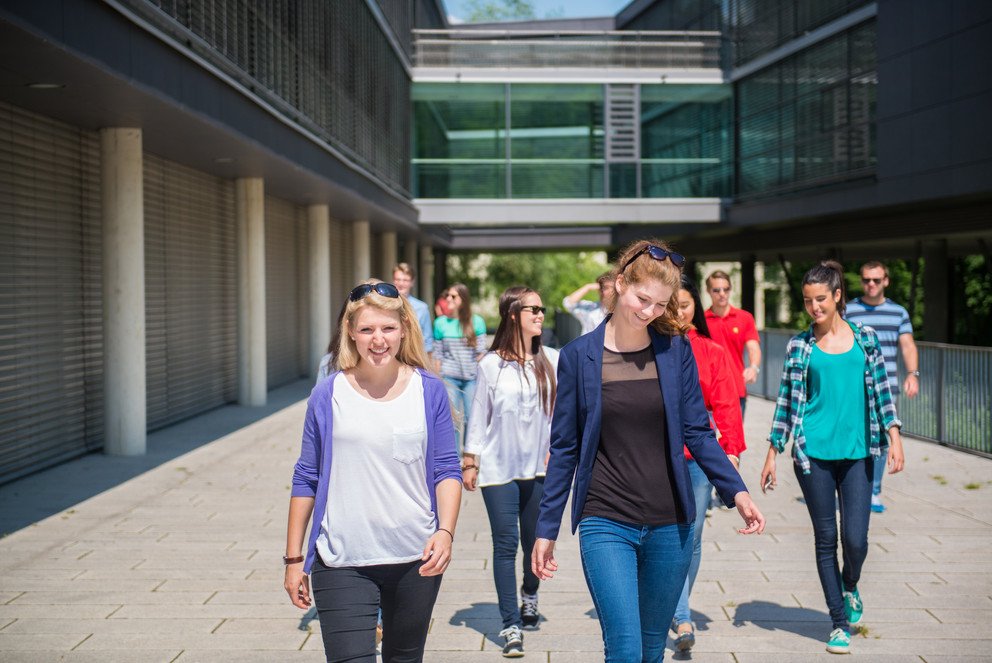 Studierende vor  IT-Zentrum (Innstr. 43)
