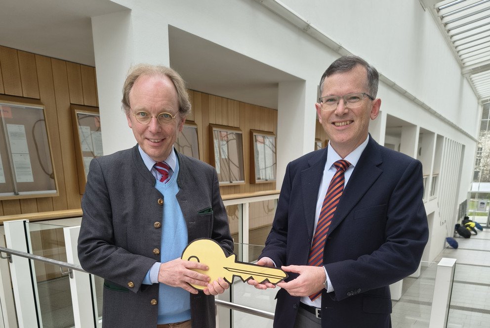 Der ehemalige Dekan, Prof. Dr. Kai von Lewinski (links) &uuml;bergibt den Schl&uuml;ssel zur Fakult&auml;t seinem Nachfolger, Prof. Dr. Meinhard Schr&ouml;der (rechts)