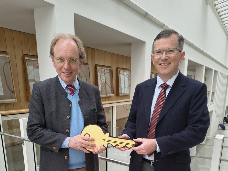 Der ehemalige Dekan, Prof. Dr. Kai von Lewinski (links) &uuml;bergibt den Schl&uuml;ssel zur Fakult&auml;t seinem Nachfolger, Prof. Dr. Meinhard Schr&ouml;der (rechts)