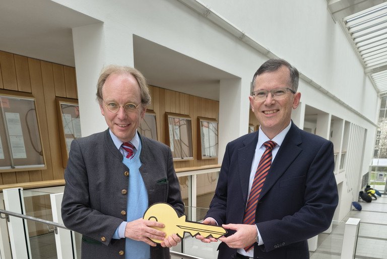 Der ehemalige Dekan, Prof. Dr. Kai von Lewinski (links) &uuml;bergibt den Schl&uuml;ssel zur Fakult&auml;t seinem Nachfolger, Prof. Dr. Meinhard Schr&ouml;der (rechts)