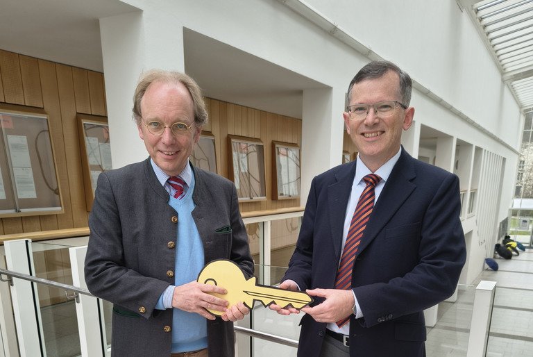 Der ehemalige Dekan, Prof. Dr. Kai von Lewinski (links) &uuml;bergibt den Schl&uuml;ssel zur Fakult&auml;t seinem Nachfolger, Prof. Dr. Meinhard Schr&ouml;der (rechts)