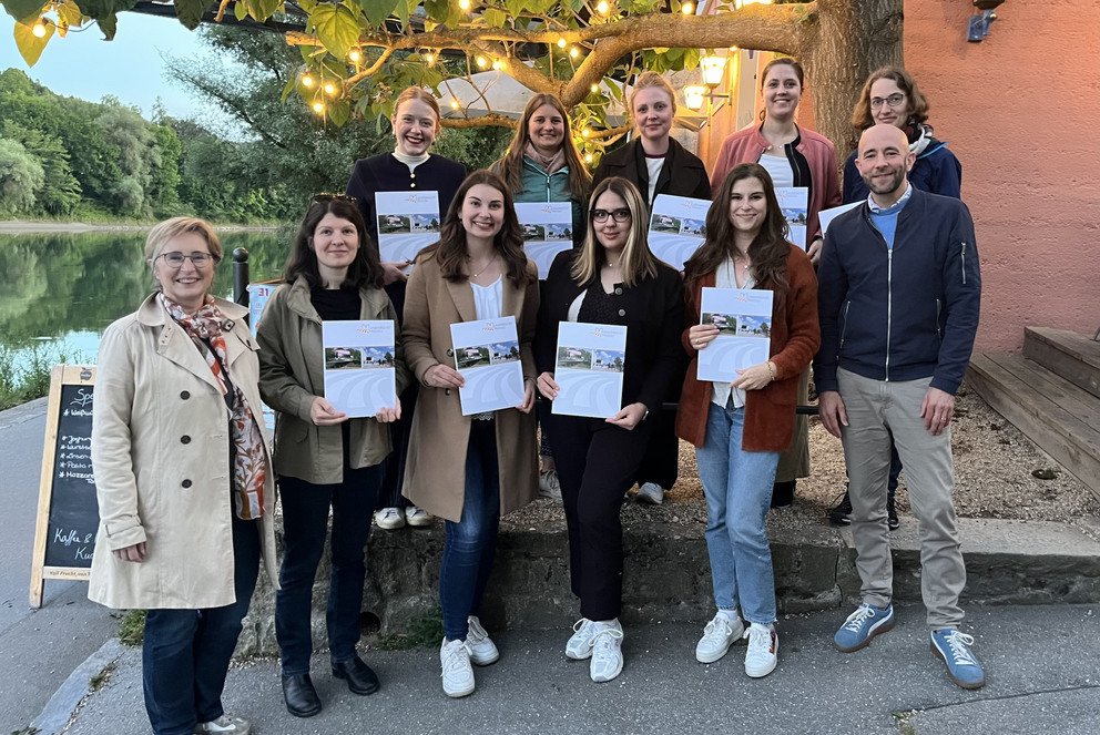 Teilnehmerinnen des Frauen-Mentoring-Jahrgangs 2024-2025 mit Véronique Coiffet (1. v.l.) und Dr. Benedikt Kuhnen (1. v.r.); Foto: Universität Passau