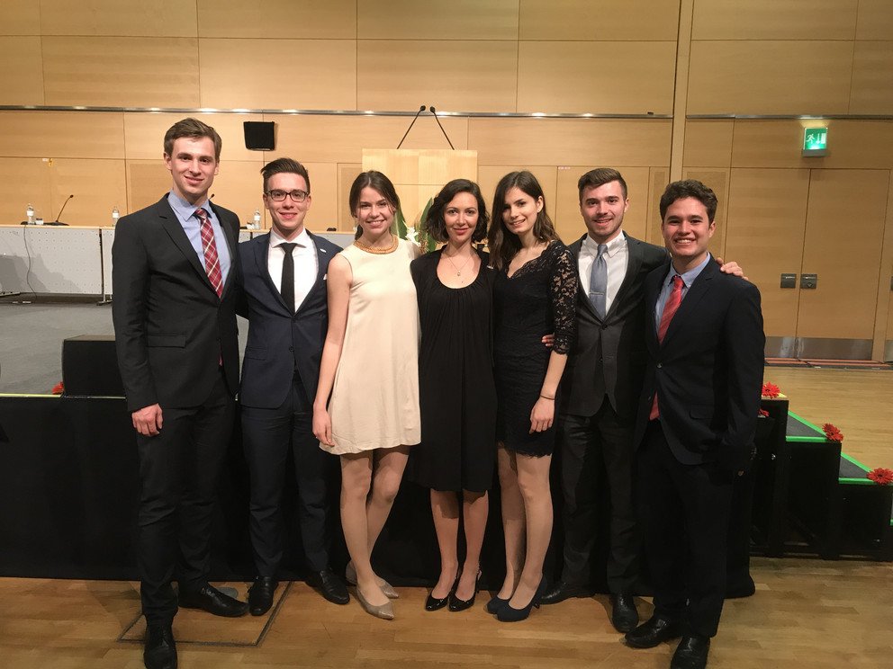 Niklas Fr&ouml;hlich, Alexei Fries, Pauline Leven, Sarah Kraft, Veronika Scharf, Maximilian Zrenner und Felipe Volio Soley (von links) vertraten die Universit&auml;t Passau mit gro&szlig;em Erfolg beim Willem C. Vis Moot in Wien. Foto: privat 