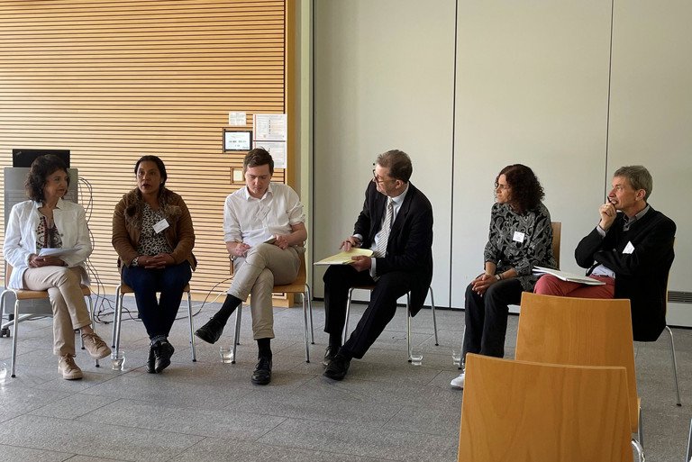 Podiumsdiskussion zu den Rechten der Natur: die peruanische Aktivistin Aktivistin Celia Fasabi Pizango (2. v.l.) mit Übersetzerin, PYREC-Fellow Jan Doria, Moderator Prof. Dr. Jörg Fedtke, PD Dr. Claudia Paganini (Universität Innsbruck) und Prof. Dr. Johann Graf Lambsdorff (Universität Passau).