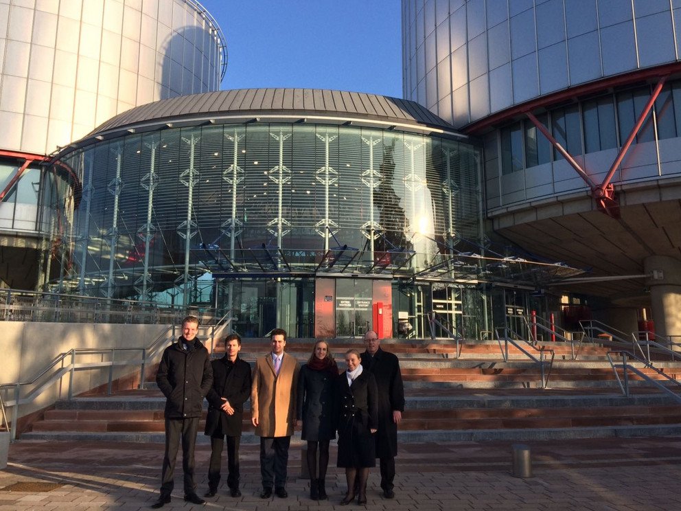 Gruppenbild vor dem Europäischen Gerichtshof für Menschenrechte