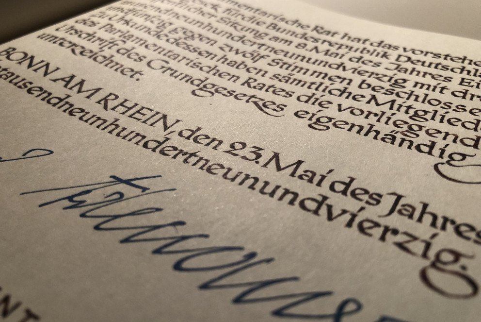 Faksimile des unterzeichneten Grundgesetzes; Foto: Jonas Dilger.