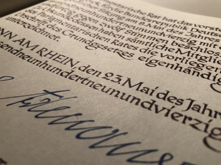 Faksimile des unterzeichneten Grundgesetzes; Foto: Jonas Dilger.