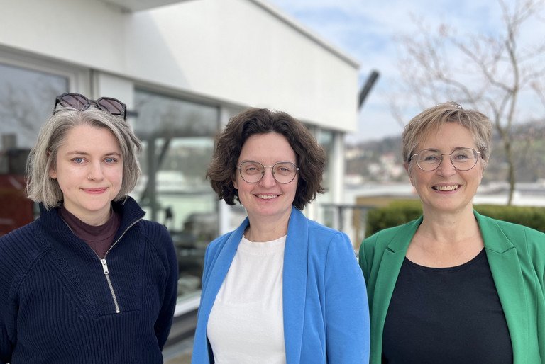 von links nach rechts: Dr. Kathrin Plank, stellvertretende Beauftragte f&uuml;r die Gleichstellung von Frauen in Wissenschaft und Kunst der Universit&auml;t Passau, Dr. Claudia Krell, Leiterin der Stabsstelle Diversity und Gleichstellung, V&eacute;ronique Coiffet, stellvertretende Beauftragte f&uuml;r die Gleichstellung von Frauen in Wissenschaft und Kunst der Universit&auml;t Passau; Foto: Universit&auml;t Passau