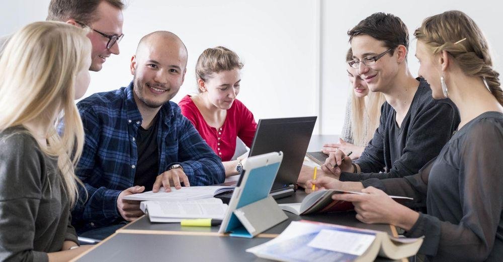 Gruppe Studierender des Masterstudiengangs Rechtsinformatik