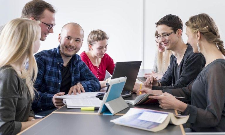 Gruppe Studierender des Masterstudiengangs Rechtsinformatik